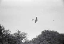 831503 Afbeelding van een Amerikaans B-17 vliegtuig in het luchtruim boven de stad Utrecht in verband met de ...